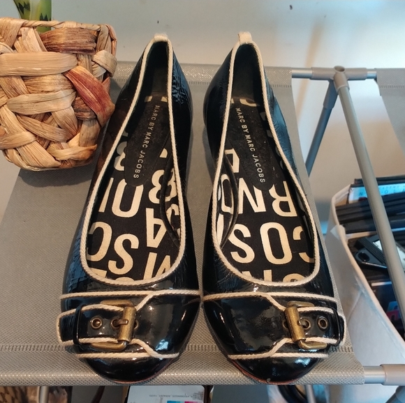 Marc by Marc Jacobs Black Patent wedges / flats - Picture 2 of 4